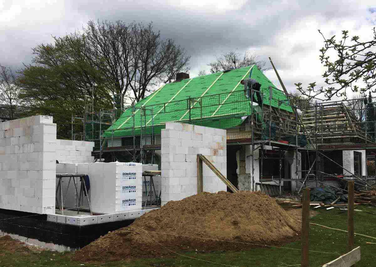 Kernsanierung und Anbau im Rohbau redu